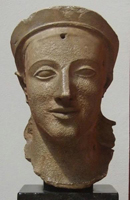 Голова Афины с восточного фронтона храма Афины Афайи на острове Эгина. 490-480 гг. до н.э. Государственное античное собрание, Мюнхен